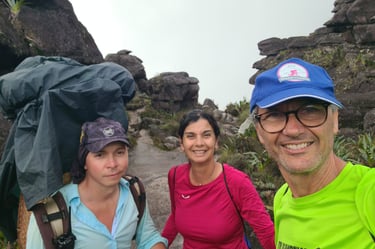 turistas italianos llegando a la cima del Tepuy Roraima