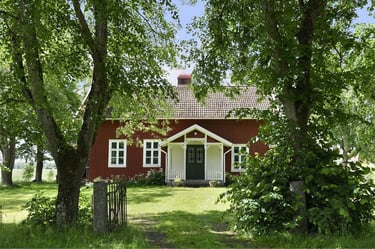 Une maison au bardage en bois peinte avec une peinture naturelle sans adjuvants synthétiques