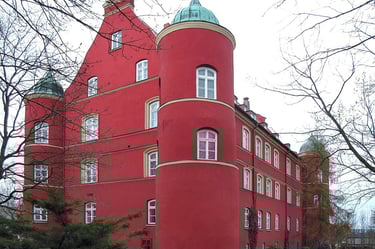 Un chateau avec des murs en enduit pierre peint avec de la peinture a la farine rouge