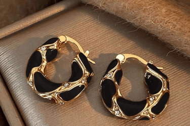 Elegant vintage-style gold circle earrings, minimal statement jewelry for winter streetwear outfits.