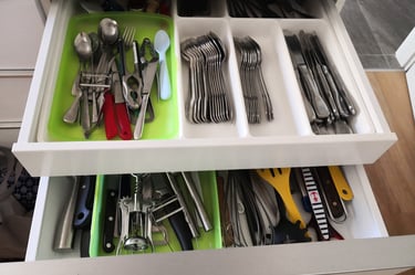 ausreichend Besteck zum Kochen und Essen