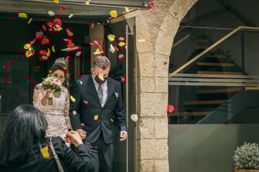 Boda civil en ciudad, reportaje urbano estilo fotoperiodismo por Ángel Fábregas.