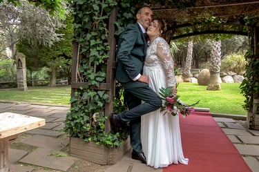Elopement íntimo en Barcelona, fotografía de pareja a solas por Ángel Fábregas.
