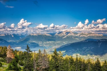 consultant seo Haute-Savoie, accompagnement des PME locales vue du lac d'Annecy depuis les montagnes