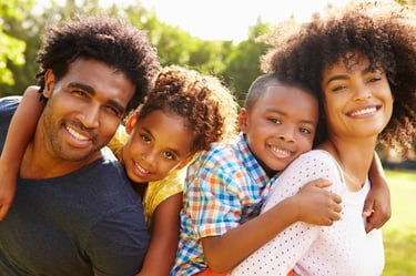 Família reunida um casal Hétero com dois filhos um menino e uma menina.