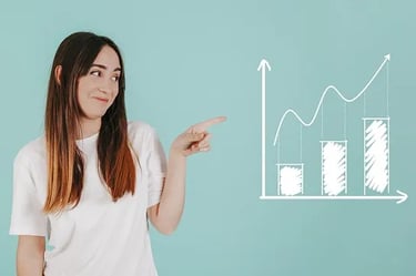 Chica sonriendo señalando con el dedo un esquema de medición en alza con fondo azul claro