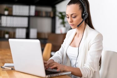 ejecutiva de gestion comercial y ventas realiza analisis y reporte para mejorar los procesos