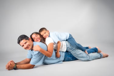 "Un retrato de familia, padre con sus dos hijos"