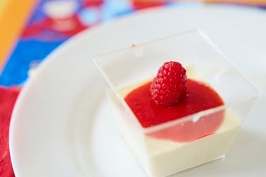 Verrine de panna cotta aux fruits rouges et dulcé