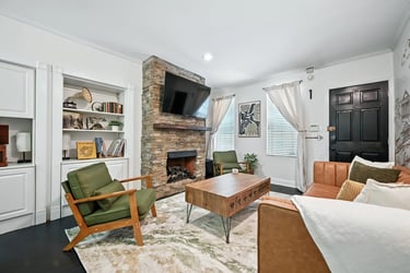 Living room with fireplace in Philadelphia Airbnb