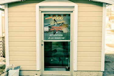 a small building with a sign that says,'a good time to visit a