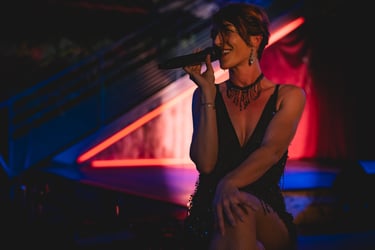 Jessie BaréKa chante sur scène dans une ambiance cabaret élégante.