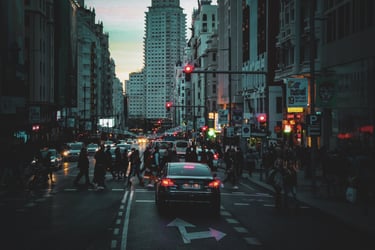 une rue animée de la ville avec des voitures et des gens marchant dans la rue