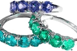 Três anéis compondo acessórios de moda com pedras de diversas cores