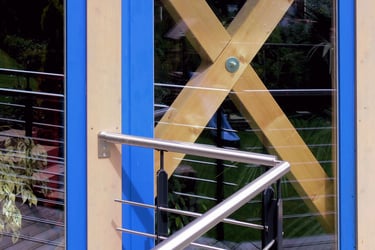 Große Glasflächen fangen das Sonnenlicht ein