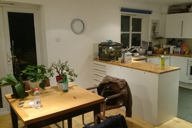 Link ala pagina "La casa londinese di Anouk". L'immagine è una cucina.