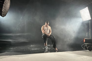 tournage de l’humoriste nino arial sur fond noir avec éclairage cinema