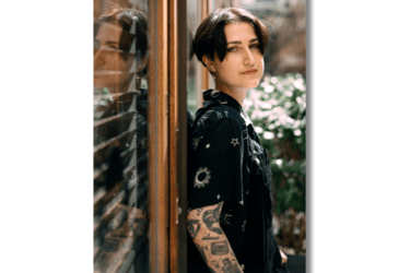 femme dos contre le mur