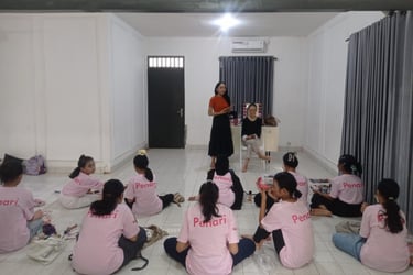 Seroang pengajar Ekskul.id sedang mengajar tentang make-up bagi para peserta lomba tari