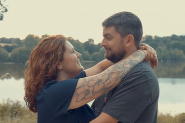 couple enlacé filmé par vidéaste de mariage à Saint Malo