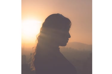 femme en clair obscur symbole de transition