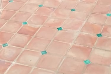 Carreaux terre cuite et cabochons verts