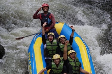 Peserta ceria saat melewati jeram seksi