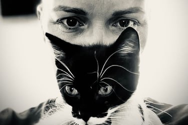 photo femme et chat en noir et blanc