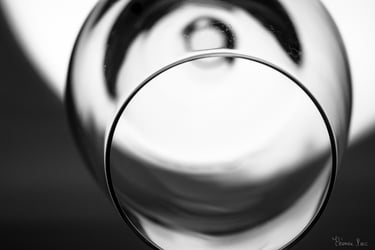Lignes Verrières – Bord circulaire d’un verre de vin en contraste
