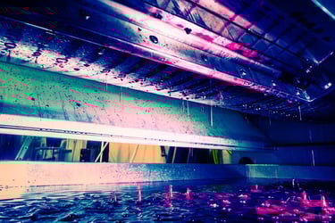 Écoulement du pressoir, flux lumineux aux teintes violettes et dorées, photo d'art