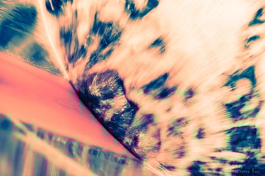 Tourbillon de vin en mouvement, photographie d’art évoquant la potion magique.