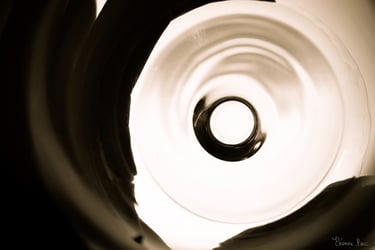 Cercle central d’un verre vu en plongée, ombres douces créant des formes fluides.