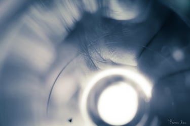 Vin Fantomatique – Reflets bleutés et cercle central lumineux dans le verre de vin
