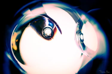 Reflets lumineux abstraits dans un verre de vin.