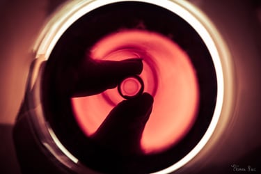 fond d’un verre de vin rougeavec main, lumière incandescente.