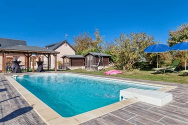 piscine clôturée et sécuriséee