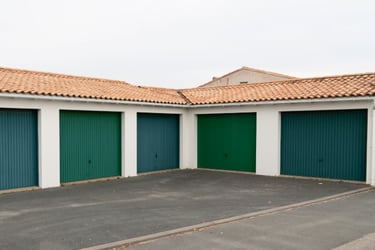 Puertas de garajes pintadas de verde.