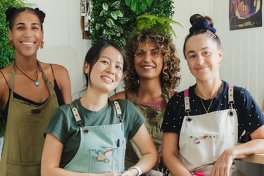 Groupe de femmes de différentes cultures qui sourit 