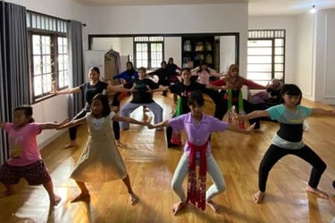 Para anak-anak dan remaja anggota Ekskul.id sedang latihan menari pada ruang tari milik Ekskul