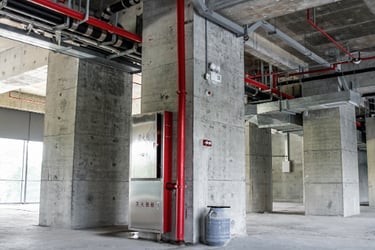 Imagen de una planta diáfana y vacía de edificio en construcción, 