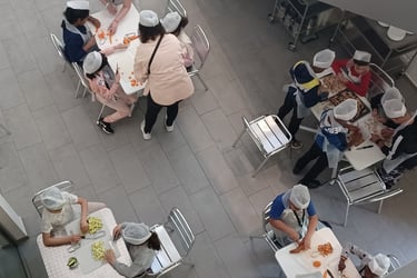 Un groupe sous la supervision de l'Institutrice et des Parents