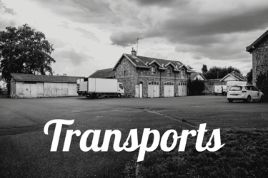 Grande cour goudronnée avec baraquements, maison en meulière et un camion