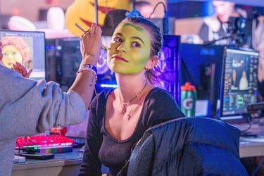 alyssacestmoii avec une peinture verte sur le visage