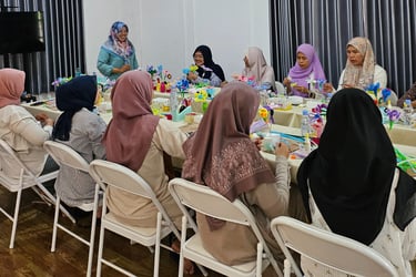 Seorang pengajar Ekskul.id sedang berdiskusi dengan sesama anggota dalam suatu pelatihan