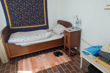 zum Schluß; ab in´s antike, super bequeme Bettchen oder die Schlafcouch im Wohnzimmer!