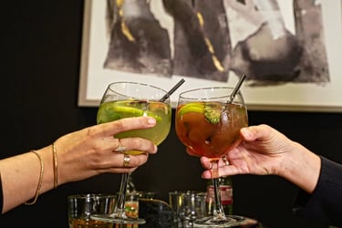 Moment de convivialité autour d’un verre au restaurant La Parisienne à Nîmes