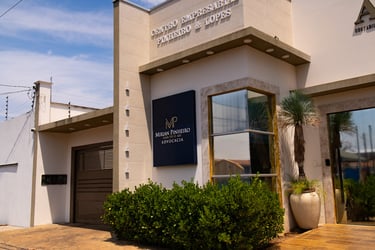 Exterior of Mirian Pinheiro Advocacia law office in a modern stone business center.