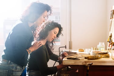 chicas elaborando una artesanía unica 