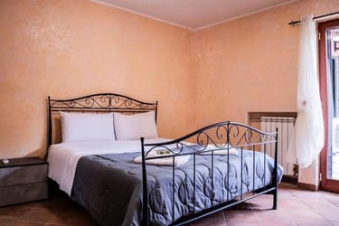 Seconda camera matrimoniale del trilocale, luminosa e confortevole