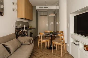 Fotografia wnętrz: nowoczesny aneks kuchenny z jadalnią. Mały salon w stylu skandynawskim.